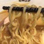 麺 ヒキュウ - 麺・リフト！自家製麺、良質の小麦の風味も感じられる全粒粉中平打ち縮れ麺◎鶏白湯魚介濃縮ラーメン750円！