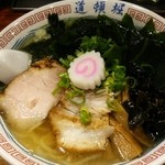 中華めん処 道頓堀 - 塩らーめん　鳴門のわかめをトッピングして！
