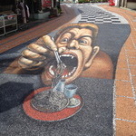 十割蕎麦　ゑつ - 玉津商店街の通りの道路のトリックアート。ゴリラと思ったが人間らしい。