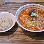 鴻運楼 - たんたんめん＋半炒飯 980円
