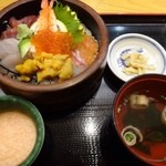 海鮮処松月亭 - ◆上海鮮丼（980円：税込））・・海鮮丼・小鉢・香の物・お吸い物のセットです。