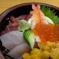 海鮮処松月亭 博多本店 - ＊海鮮丼には「鮪」「雲丹」「カンパチ」「海老」「イクラ」「鯛」「サーモン」など盛りだくさんの具材が盛り付けられています。
                お魚は普通に美味しいかしら。結構ボリュームがある品でした。