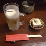 ちゃわん屋 - 生ビールとお通しの豆腐とその上にとんぶり