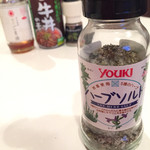 肉まる本店 - ユーキのハーブソルトは、岩塩の粒が大きくて、バジルの香りが高いです、焼き肉にも、アヒージョにも、千切りキャベツにもふりかけました、万能です！