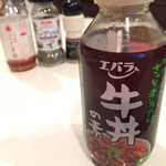 肉まる本店 - 高級焼き肉屋さんにあるようなサラサラタイプのタレです。タレが濃いとせっかくのA5がかき消されてしまうので牛丼用ですが、昆布と赤ワインベースなので、お肉の旨みを引き出してくれてとっても美味しいです。