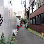 焼きそば関矢 - 狭い路地の先に店舗が