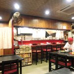 桃天花 - 店内のテーブル席の風景です