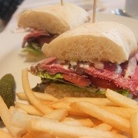 37 Steakhouse & Bar - 自家製ローストビーフと野菜のサンド