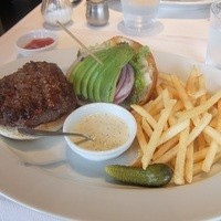 37 Steakhouse & Bar - 37クラシックバーガーに
                アボカドをトッピング
