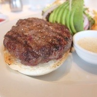 37 Steakhouse & Bar - 37クラシックバーガーに
                アボカドをトッピング
