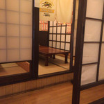 Jiyuuni Mangoku - 仕切られた小上がりの部屋がたくさんあります。