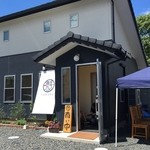 麺屋 つるる - お店の外観　待ち合いようにテントが