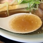 麺屋 つるる - スープに細かいネギが