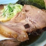麺屋 つるる - 大判厚切りのチャーシュー