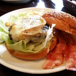 アジャリカフェ - 山のチーズバーガー