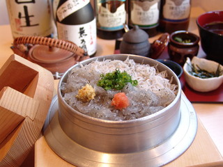 h Kamakura Kamameshi Kamakama - しらす2色釜飯　しらすをトコトン味わいたい方！！生しらすと、釜揚げしらすの釜飯はいかが？