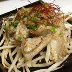 Hokkaidou Muroran Yakitori Izakaya Kura - 塩ホルモンの鉄板焼き。ホルモンの専門店で食べるよりもおいしいと評判です。