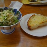 聖城 - パスタランチのサラダとガーリックトースト