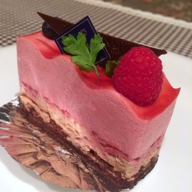 まるごと桃のケーキ By Carmona ロワエレーヌ Roi Et Reine 美濃赤坂 ケーキ 食べログ