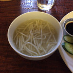 海南チキンライス 夢飯 - 海南チキンライス 中 850円 のスープ