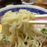 くつろぎ亭ひこべえ  - 2015年6月　麺持ち上げ