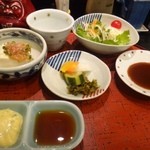 喝 - 季節の串揚げ　定食（1600円）をオーダーしました。
            最初に「小鉢・ご飯・香の物・お野菜・お味噌汁・野菜サラダ」が出されます。ご飯はお代わり無料。
