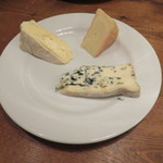 アヒルストア - チーズ3種盛り：クロミエ、ブルードオーヴェルニュ、マンステール