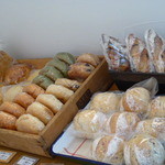 ニコリ - 月に1度のコラボ「トトマパン」さんのパンも並んでいました。