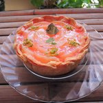 焼きたてチーズタルト専門店PABLO - 7月は、桃とレモンクリームのチーズタルト。ちびつぬさん、見て下さい、
      タルトの表面には桃が花びらのように敷き詰められていてとってもきれいですね～ちびつぬ「ピスタチオの緑色もアクセントになってるわね～」