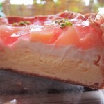 焼きたてチーズタルト専門店PABLO - カットすると、桃とチーズタルト生地の間に、
      レモンミルククリームがはさまれています。
      桃とさっぱりしたクリームがよくあっていて
      美味しかったです。
      
      ちびつぬさん、夏らしいチーズタルトでしたね。