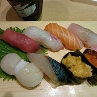 大漁市場 なるみ乃 薬院店 - 寿司８カンですが豪華です