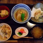 やさい料理 つむぎや - 主菜と小鉢とご飯とお味噌汁