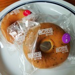 納豆工房 せんだい屋 - 納豆ドーナツのプレーンと胡麻