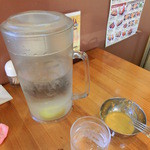 アイエヌキッチン - 巨大なポット(笑）レモン入りは嬉しい