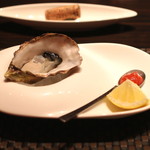 KAZAN - 南オーストラリア　生牡蠣 キャッツアイ　西洋山葵のソースとレモンで　(2015/06)