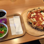 オーピッツァ - ランチセット　ピザの料金でミニサラダとドリンクがついてきます。