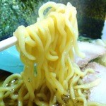 横浜ラーメン 山村家 - 中太やや縮れ麺はまぁまぁかなと