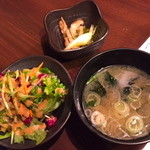 札幌焼肉 ひし丸 - 味噌汁、小鉢、サラダ♪