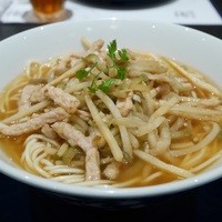 華都飯店 - 2015・7【再訪】ザーツアイと豚細切り肉のそば@1,500円 スープの旨味がもう一つ感じられない。