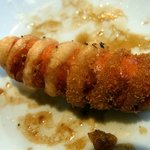 やっこ - ウインナーです。これは近くに居たおっちゃんがウインナーを頼むと凄い技が見れるよって教えてくれたので注文しました。確かに凄い技が見れちゃいました。その技を見たい人は注文して下さい。ワオッ！！って叫けんじ