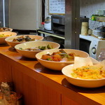 Honjin Higashi Ten - カウンターに大皿料理が並べられてます