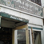 デイジーズ・カフェ 鎌倉店 - 潮風にさらされた感じの味のある外観