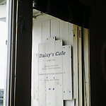 デイジーズ・カフェ 鎌倉店 - 白いペンキ塗りの看板がいい風合い