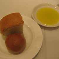 リストランテ･ヒロ  青山 - 自家製パン。おかわり自由