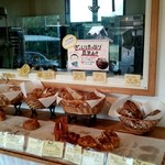 Mirizu Bureddo - 窓の向こうにパンを作るところがありました。
