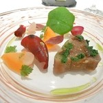 レストラン コバヤシ - 千葉県勝浦産カツオの燻製マリネ　オレンジ風味のナスのソース　野菜のマリネ添え　山菜のソース