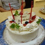 トゥ・ラ・ジョア - 青々と育った牧草を牛が喜びながら食べている光景すら思い浮かぶ、あり得ない位に美味しい生クリームの誕生祝いケーキ！