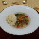 トゥ・ラ・ジョア - 透明プリプリの素晴らしい広島産ジュンサイと、透明トマトコンソメジュレの上に、医療用遠心分離器で「脂分を完全に抜いた！」フォアグラの粉