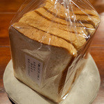 BREAD＆DISHES　MUGINOKI - 「こだわり食パン」（390円）。お高いけどそれだけの美味しさがあります。
