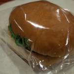 BREAD＆DISHES　MUGINOKI - 「パンバーグ」（250円）。けっこう大きなハンバーグがサンドされています。